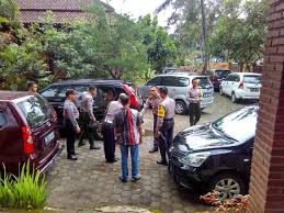 Pada bagian dalam candi ini terdapat ruangan yang berisikan altar tempat tiga arca budha berdiri, dan keadaan arca tersebut. Tempuran Magelang 2016