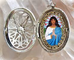 Imagen tradicional de santa sara kali, protectora de la etnia gitana. Saint Kali Sarah O Sara Kali A Mano Medallon Collar Gitanos Etsy