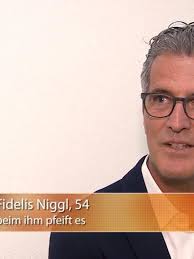 Beim Training verhoben?: Physiotherapeut Kevin Scholl hilft einer  Bodybilderin