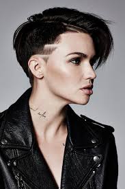 Coupe de cheveux homme court coté et long dessus découvrez des idées sur le thème coiffure homme court coté crâne rasé et interprétations rétro: 1001 Versions Funky Et Originales De La Coupe Rasee Pour Femme