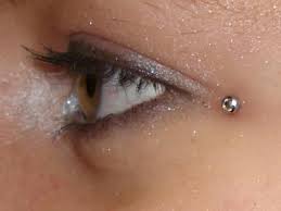 Piercing Microdermal Pres De L Oeil Eye Dermal Piercing Eye Piercing Body Piercings