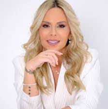 Nicole Collinge's Instagram, Twitter & Facebook