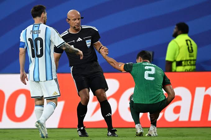 Escándalo mundial: Argelia estalla contra la FIFA por una “expulsión  perdonada” a Messi - ViveUSA