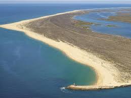 Deservedly known as the deserted island, barreta is a narrow 7 km long sandbank off the coast of faro. Iiha Deserta Barreta