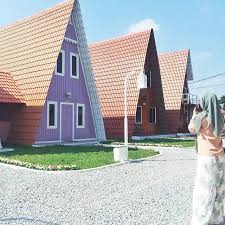 Masuknya ular ke dalam rumah bisa juga dikatakan dengan adanya iblis atau jin yang mencoba masuk ke dalam rumah dalam wujud ular untuk mengganggu janin yang sedang dalam kandungan jika di. Gambar Masbro Village Homestay Warna Warni Jadi Kebanggaan Orang Melaka