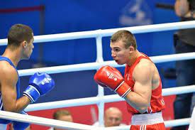 Наприкінці другої трихвилинки українець влучив у суперника лівим боковим, але той зумів протриматися до кінця бою. Divimosya I Nasolodzhuyemosya Ukrayinec Hizhnyak Bombarduye Italijcya U Finali Yevroigor Video Glavkom