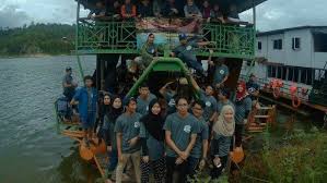 Houseboat trip in the middle of a large lake embracing a thousands years old tropical rain forest in south east asia known as. All About Boat House Royal Belum Vs Tasik Kenyir Tripjalan