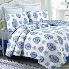 The white floral damask runs in close vertical rows up a blue background. Amazon Com Cozy Line Home Fashions Emerson Quilt Bedding Set Navy Blue White 100 Cotton Reversible Coverlet Bedspread For Women Gems Tree King 3 Piece Kitchen Dining