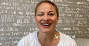 Videotervehdyksellä meitä Lempeän kasvatuksen viikolla piristää tänään  näyttelijä, ohjaaja, teatteriopettaja ja joogayrittäjä Anu Niemi., Anu  Niemi