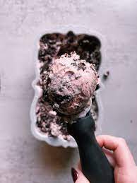 Peppermint Cookies and Cream Ice Cream - Kelseys Food Reviews