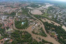 Um dem entgegenzusteuern, reichen allein die sanierung und erhöhung unserer deiche. Juni 2013 Luftbilder Vom Hochwasser In Sachsen Anhalt Kolner Stadt Anzeiger