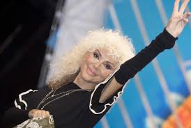 Donatella rettore con un vestito che fa invidia a jem e le holograms. Sanremo 2021 Donatella Rettore Eta Marito Figli Malattia Instagram Donnapop