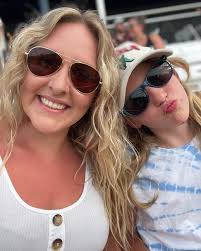 Amanda Karcz's Instagram, Twitter & Facebook