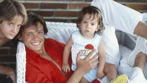 Jun 07, 2021 · el artista luis miguel no pasa de moda y una muestra de ello es que aún hay quienes están atentos a sus pasos y a todas las reacciones y polémicas que se sumaron nuevamente a su vida una vez que salió a la luz la bioserie de netflix en la que tan solo se muestra un fragmento de lo que puede ser solo un pedazo de su historia amorosa de la que muchas ya han sacado diversas conclusiones. Conoce Al Misterioso Hermano Menor De Luis Miguel Que Noticias