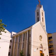 Lacasul are un plan triconc, cu turla ortogonala pantocrator deasupra naosului, iar peste actualul pronaos, se ridica turla octogonala a clopotnitei. Arcb Parohia SfinÈ›ii Apostoli Petru È™i Paul BÄƒneasa