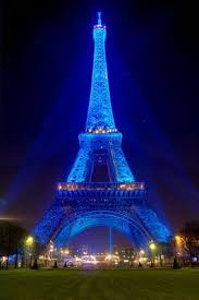 Menara eiffel merupakan sebuah menara besi yang dibangun di champ de mars di tepi sungai seine di paris. Monicaniapw Monica