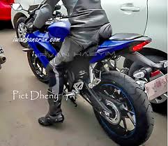 It consists of 155.1 cc engine. R15 V3 Pics 360 Degree View Headlamps Launch
