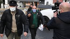 Bunun üzerine kemal'in 15 yıllık özel taksi şoförü olan nuri bey ( zeki alasya ), melahat'ın taşındığı evde onunla konuşarak, kurduğu. Arka Sokaklar In Riza Babasi Zafer Ergin Karakolluk Oldu Zafer Ergin Kimdir