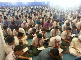Semakin banyak sholat yang dikerjakan maka semakin banyak sujud yang dilakukan. 2 600 Pelajar Solat Hajat Menjelang Peperiksaan