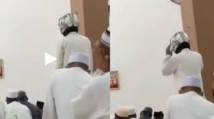 Momen Unik Idul Adha Jemaah Lain Pakai Peci Pria Ini Pakai Helm Di Masjid