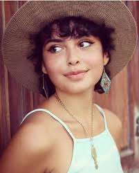 In Valencia this girl passed by and I had to ask her to pose for me. I  loved her Brown eyes and classy hat. Canon EOS 77D Canon 50mm f1.8