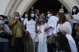 João soares nasceu há 47 anos, mas o aniversário tem um gosto amargo. Joao Soares E A Mae D Atriz No Velorio De Maria Joao Abreu Tv 7 Dias