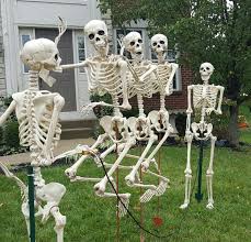 30 Way To Outdoor Halloween Decor With Skulls And Skeletons Homeridian Com Halloween Outdoor Decorations Halloween Yard Decorations Halloween Garden