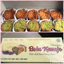 Pada umumnya kue ini berwarna hijau coklat; Dapoer Ummi Bolu Kemojo Oleh Oleh Khas Pekanbaru Kue Khas Pekanbaru Enak Lembut Nikmat Dan Sehat
