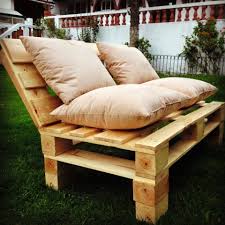 Wie Baue Ich Ein Sofa Aus Europaletten Diy Anleitung Und 40 Ideen Diy Zenideen Sofa Selber Bauen Bank Aus Paletten Sofa Aus Paletten