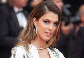 Iris mittenaere (prononcé / i. Iris Mittenaere En Mode Torride Elle Affole Instagram Photo Jetsetmode Irismittenaere Photo Stars Actu Scoopnest