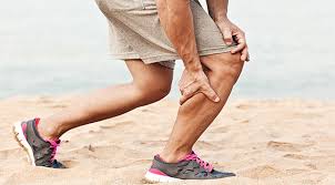 Kaki kiri menumpu di samping bola jarak sekepalan tangan dengan ujung kaki mengarah ke depan serta lutut sedikit ditekuk dan badan agak condong ke depan. Serangan Kram Saat Olahraga Bisa Diatasi Dengan Ini