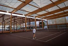 Wood deck with tables and chairs. Cours Tennis Collectifs Enfants Paris 75012 Tennis Club Paris Centre