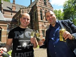 Aan de arme kant blijkt miljonair salar azimi een prettig mens. Grote Inval Bij Hotel Van Miljonairs Azimi Die Ruim Een Ton Schonken Aan Nac Spelers Brabant Bd Nl