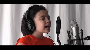 Laura Tesoro als Annie in de musical "Annie."