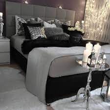 47 Modern White And Black Bedroom Decoration Ideas For Romantic Couples Trendhomy Com Bedroom Design Bedroom Inspirations Bedroom