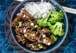 Nah hari ini baru dieksekusi deh glutennya, secara baru kemarin beli tepung terigu protein tinggi lagi. Seitan Makanan Pengganti Daging Untuk Vegan
