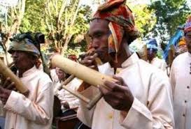 Alat musik ini dimainkan dengan cara dipukul menggunakan pemukul kayu. 19 Alat Musik Tradisional Khas Sumatera Utara Gambar Dan Penjelasan Mantabz