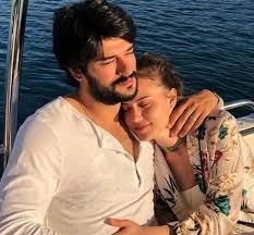 Ünlü oyuncular burak özçivit ve eşi fahriye evcen akmerkez'deydi. Fahriye Evcen Hamile