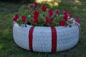 Upcycling Alter Autoreifen Blumendeko Weiteres Unter Www Recyclingkunst Wordpress Com Autoreifen Garten Autoreifen Alte Reifen
