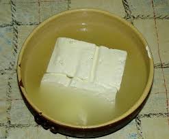 как сделать брынзу из коровьего молока в домашних условиях видео Kak Hranit Brynzu V Domashnih Usloviyah 3 Varianta Sohranit Vkusovye Kachestva Mirnadivane Ru