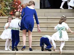 Royale hochzeit auf schloss windsor. Royal Wedding Blumenkinder Stolpern Die Treppen Hinauf Trend Magazin Prinzessin Eugenie Royale Hochzeiten Prinzessin Charlotte