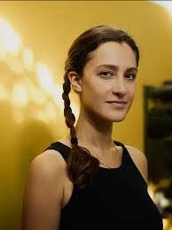 Lara Grant's Instagram, Twitter & Facebook