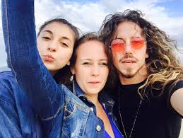 Michal szpak was born on november 26, 1990 in jaslo, podkarpackie, poland. Michal Szpak Pochwalil Sie Siostrami Z Mlodsza Wystapil Na Jednej Scenie Podobne Do Brata Gala Pl