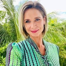 Lisa Deeb's Instagram, Twitter & Facebook