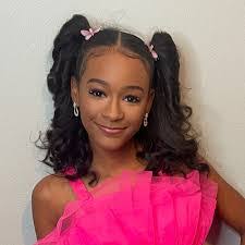 Kellie Oates's Instagram, Twitter & Facebook