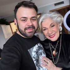 La Primerísima Mirla Castellanos a sus 83 años con Moisés estilista  venezolano en Madrid para una grabación. @moih9makeup_ @mirlalaprimerisima