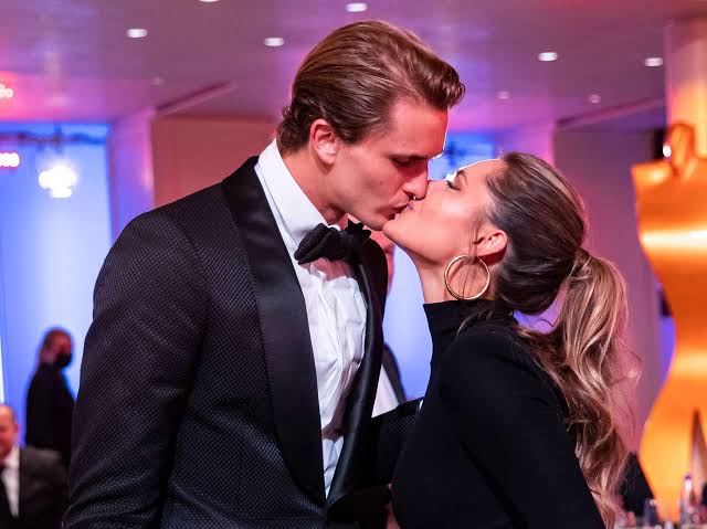 "Sportler des Jahres": Zverev und Mihambo gekürt - Tennis-Star kriegt Kuss  von Sophia Thomalla | WEB.DE