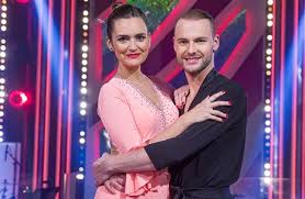 Písařovicová prohlásila, že s tancem nekončí, neboť ve zpravodajském studiu české televize taneční kroky také sobotní osmý díl televizní soutěže stardance byl poslední pro moderátorku danielu. Vecer Tvrde Kritiky A Dvou Tancu V Soutezi Stardance Skoncila Daniela Pisarovicova 24 Zpravy