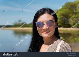 Una feliz mujer china posando con Foto de stock 2221098103