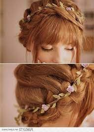 Nezapomeňte, že svatební účesy musí ladit se svatebními šaty. Venecek Hair Styles Prom Hairstyles For Long Hair Long Hair Styles